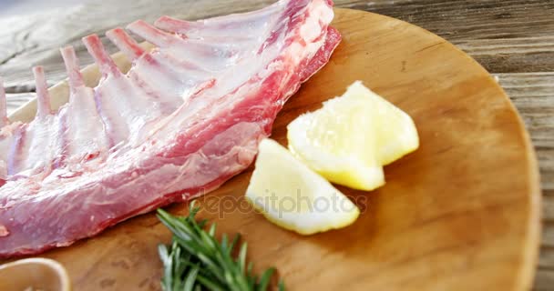 Costelas de carne crua e ingredientes em tábua de madeira — Vídeo de Stock