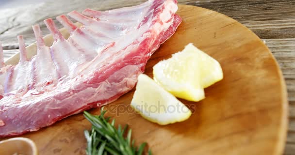 Costillas de carne cruda e ingredientes en tablero de madera — Vídeos de Stock