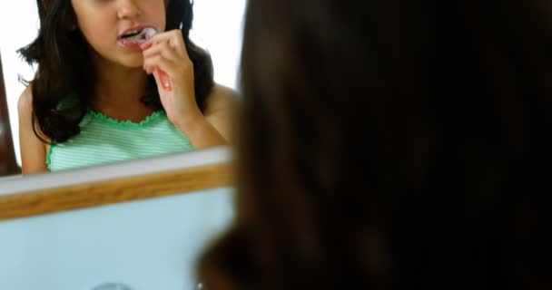 Flicka borsta tänderna i badrummet — Stockvideo