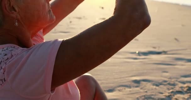 Mulher sênior fazendo ioga na praia — Vídeo de Stock