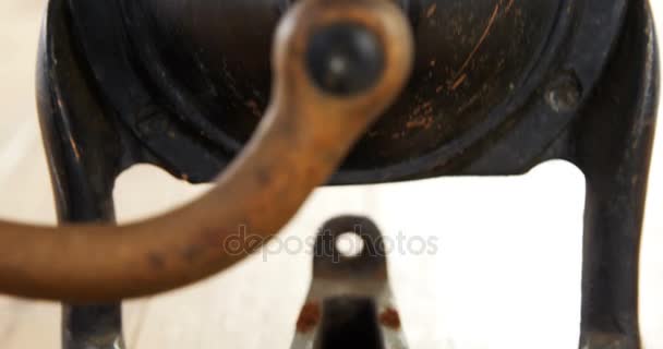 里面的咖啡豆咖啡研磨机 — 图库视频影像