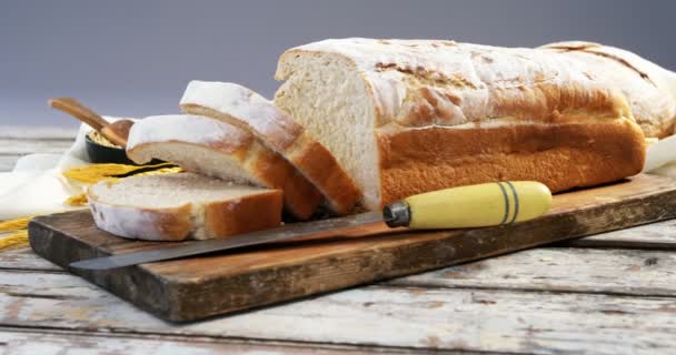 Хлебный хлеб с ножом, зерном пшеницы и овсянкой — стоковое видео