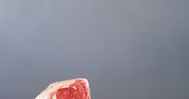 Costelas e cutelos de carne em bruto — Vídeo de Stock