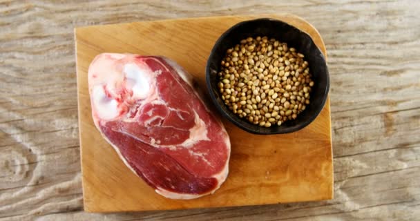 Pan de carne cruda y semillas de cilantro — Vídeos de Stock