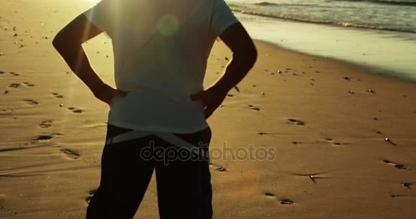 Senior mannen gör stretching övning på stranden — Stockvideo