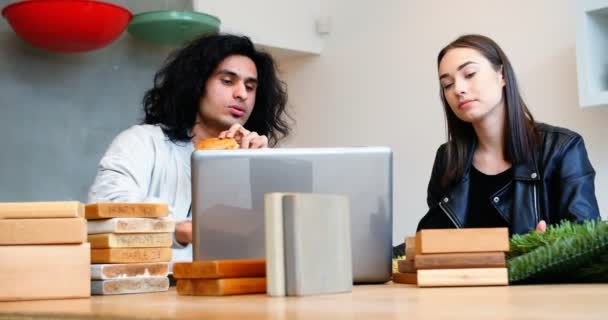 Executivo usando laptop enquanto toma café da manhã — Vídeo de Stock