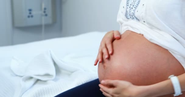 Mulher grávida tocando sua barriga na enfermaria — Vídeo de Stock