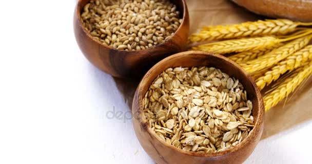 Различные хлебные хлебы с зерном пшеницы — стоковое видео