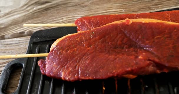 Scheve rauw vlees op dienblad — Stockvideo