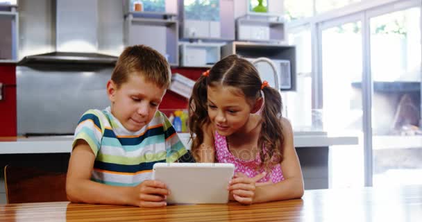 Fratelli che si danno cinque a vicenda mentre usano tablet digitale in cucina — Video Stock