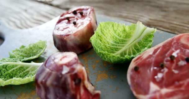 Filete y verduras marinadas en tabla de picar — Vídeos de Stock
