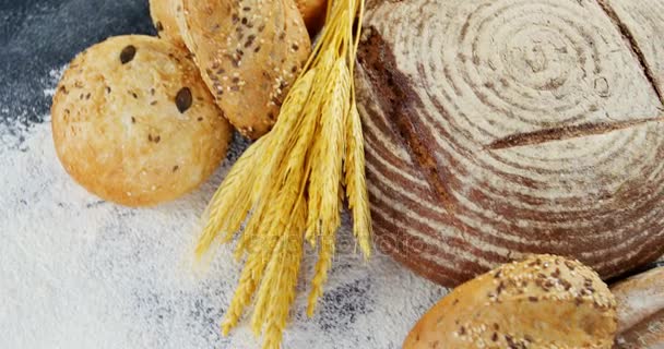 Panes de pan con trigo y harina — Vídeo de stock