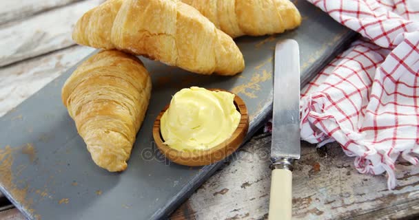 Croissants con mantequilla y cuchillo — Vídeos de Stock