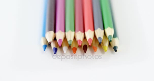 Γκρο πλαν, χρωματιστά μολύβια, διατεταγμένα σε μια σειρά — Αρχείο Βίντεο