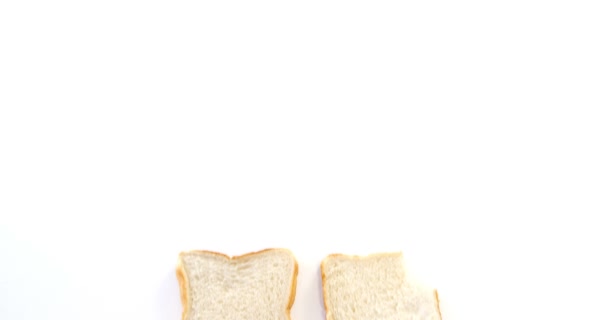 Brood plakjes op witte achtergrond — Stockvideo