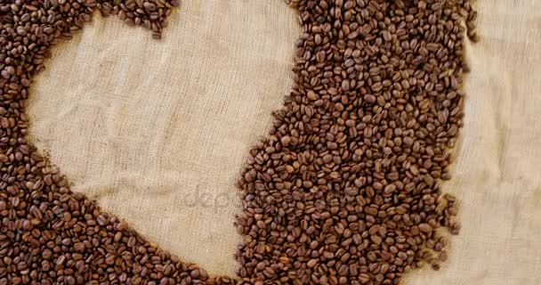 Granos de café formando forma de corazón — Vídeos de Stock