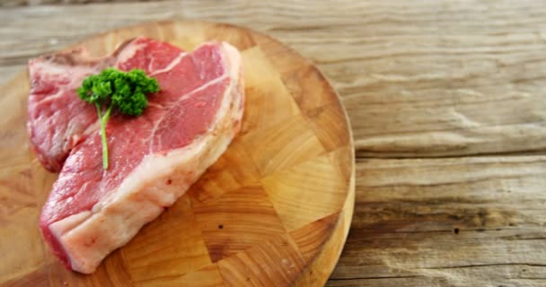 Rauwe biefstuk gegarneerd met kruid — Stockvideo