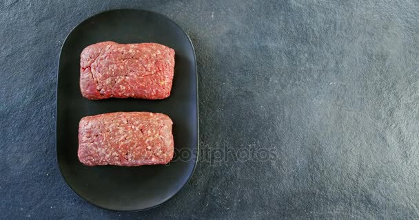 Мясо подается на черном подносе — стоковое видео