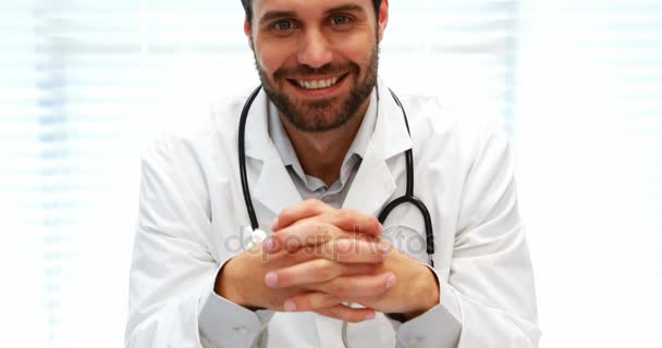 Portret van mannelijke arts zit aan Bureau — Stockvideo