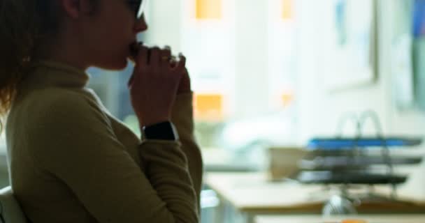 Ejecutiva teniendo comida en su escritorio — Vídeos de Stock