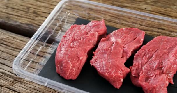 Hovězí steak v nádobě z plastu — Stock video
