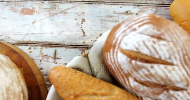 Varios tipos de panes con granos de trigo — Vídeos de Stock