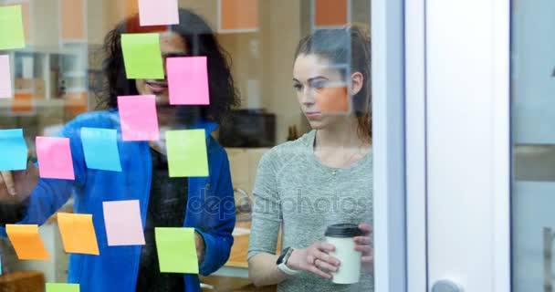 Executives discussing over sticky notes — Stock Video