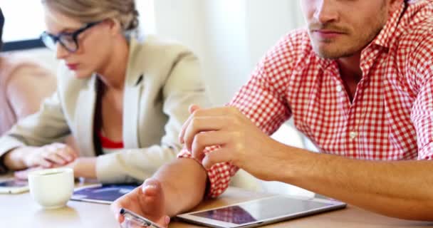 Benadrukt leidinggevenden zit aan Bureau — Stockvideo