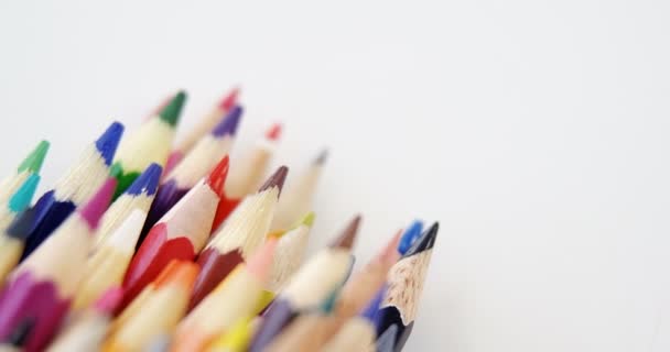 Bando de lápis de cor sobre fundo branco — Vídeo de Stock