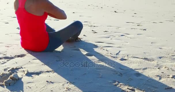 Senior vrouw doet yoga op het strand — Stockvideo