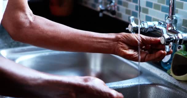 Gros plan de l'homme âgé se lavant les mains — Video