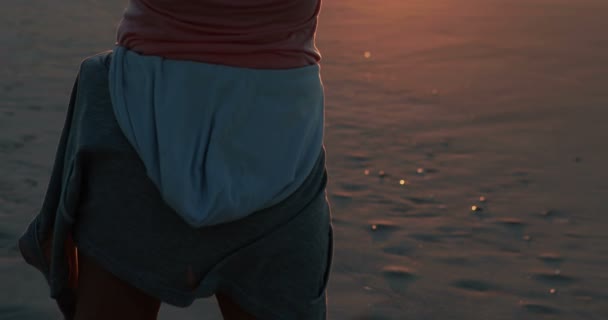 Mujer mayor de pie con los brazos extendidos en la playa — Vídeo de stock