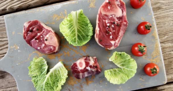 Marinated steak and vegetables on chopping board — Stock Video