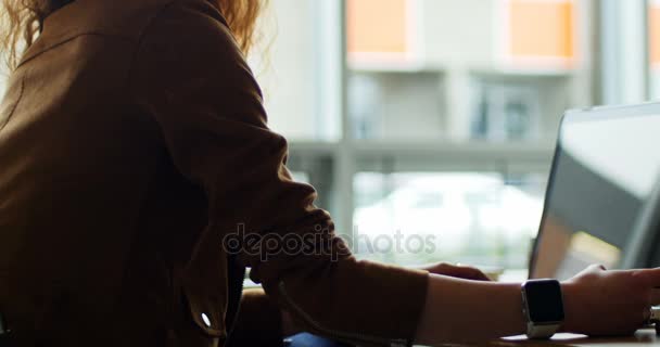 Eksekutif perempuan memakai telepon genggam dan laptop — Stok Video