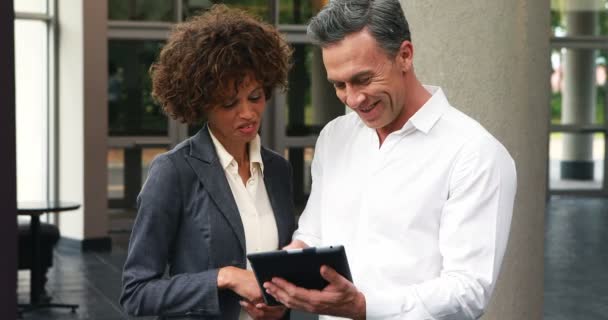 Vedoucí pracovníci mají diskuse nad digitálním tabletu — Stock video