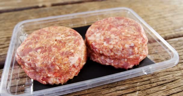 Meat patty in plastic container — Stock Video
