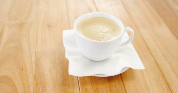 Primo piano della tazza di caffè bianco con schiuma cremosa — Video Stock