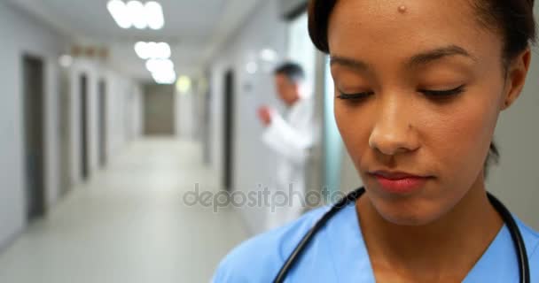 Médica trabalhando em um hospital — Vídeo de Stock