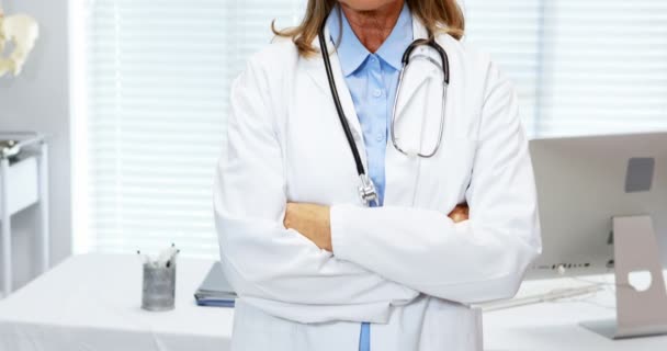 腕を組んで立っている女性医師の肖像画 — ストック動画