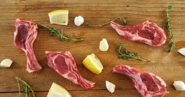 Costeletas de carne crua, alecrim e limão marinado com sal — Vídeo de Stock