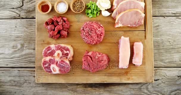 Vários cortes de carne crua e ingredientes — Vídeo de Stock