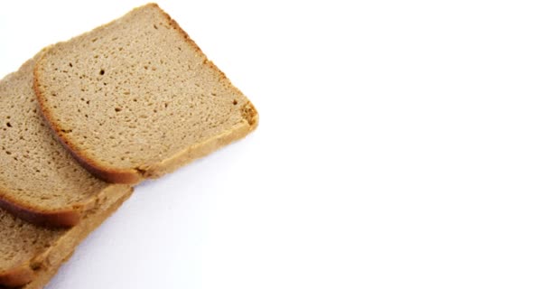Pão fatiado sobre fundo branco — Vídeo de Stock