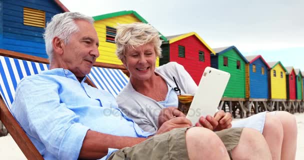 Senior para przy użyciu cyfrowego tabletu na plaży — Wideo stockowe
