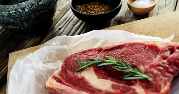 Çiğ biftek ve malzemeler — Stok video