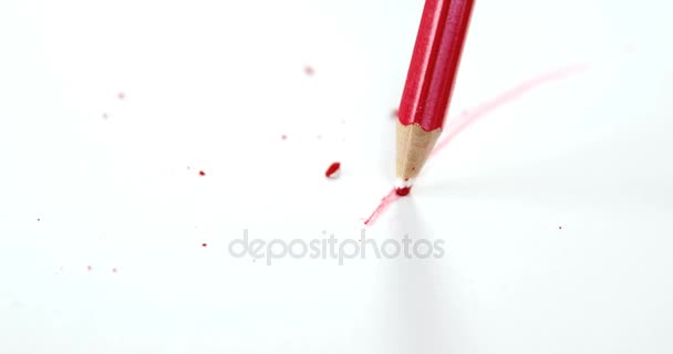 Lápis de cor vermelha com ponta quebrada com notebook — Vídeo de Stock