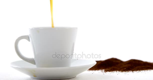 Café vertido en taza con canela en polvo — Vídeos de Stock