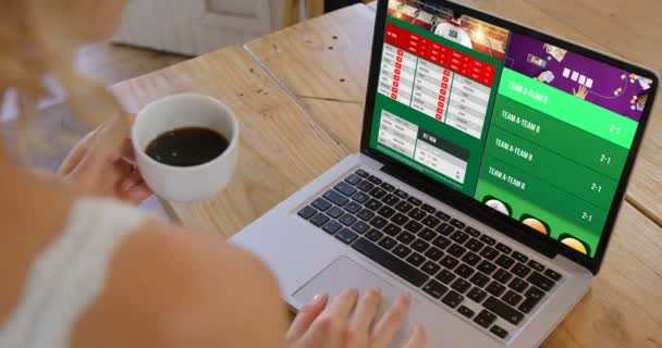 Mulher Assistindo Pontuação Futebol Laptop Escritório — Vídeo de Stock