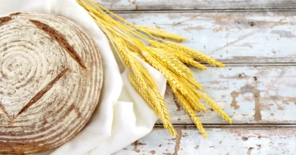 Massa de farinha com grãos de trigo na mesa de madeira — Vídeo de Stock