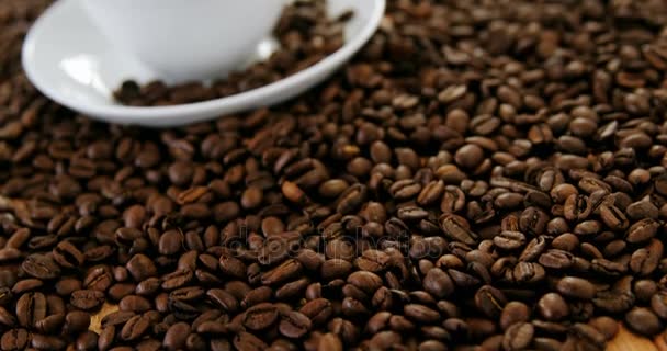 Šálek kávy s restovanými fazolkami — Stock video