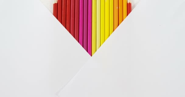 Lápices de colores dispuestos en forma de corazón sobre fondo blanco — Vídeos de Stock